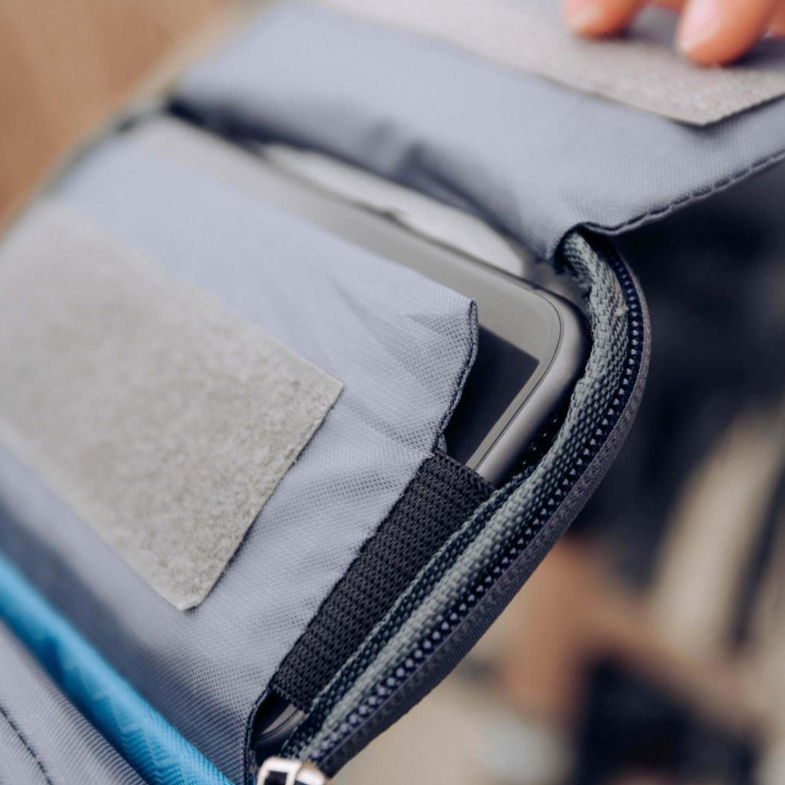 Compact Bike Handlebar Bag with Phone Pocket – Convenient Storage for Cycling Adventures